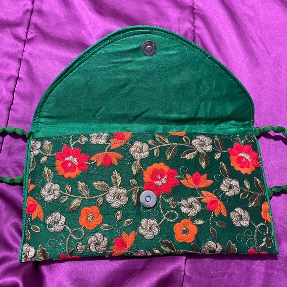 Silk and Sateen hand embroidered crossbody/clutch.NWT - Picture 2 of 8